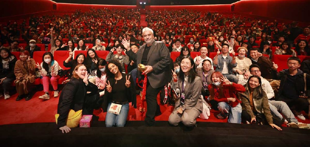 吕克·贝松空降《狗神》中国首映礼 终极预告海报双发高能来袭
